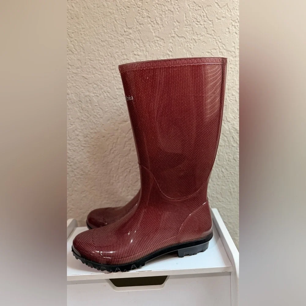 Columbia Women's Luscher Omni-Heat rain boots in a cabernet/burgundy color. Sz 9
